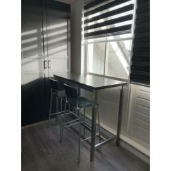 Bar tafel met twee krukken