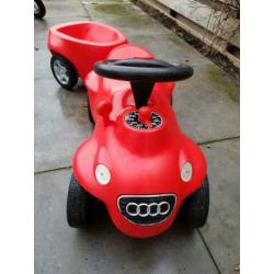 Rode Audi loopauto met aanhanger