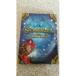 Symbolica verzamelalbum met de magische medaillons