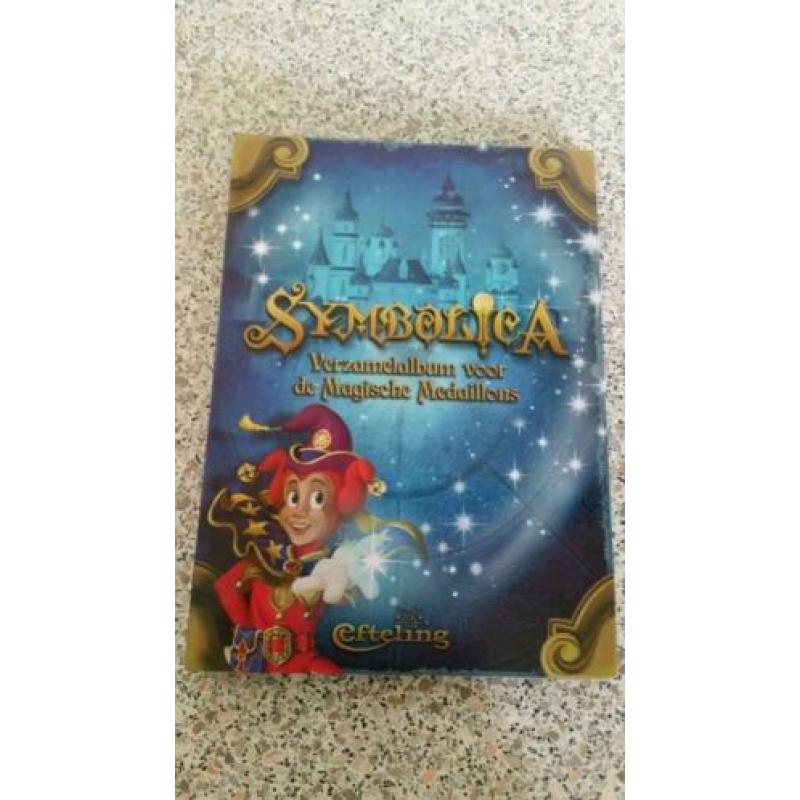 Symbolica verzamelalbum met de magische medaillons