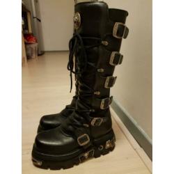 New Rock, hoge laars, zwart met rubberen zool, maat 39