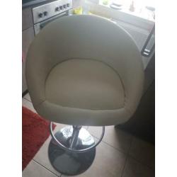 Te koop een wit en leer baarrukken