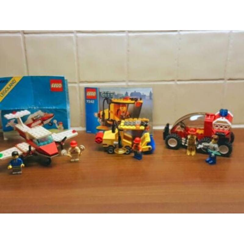 2 lego auto,s met vliegtuig .