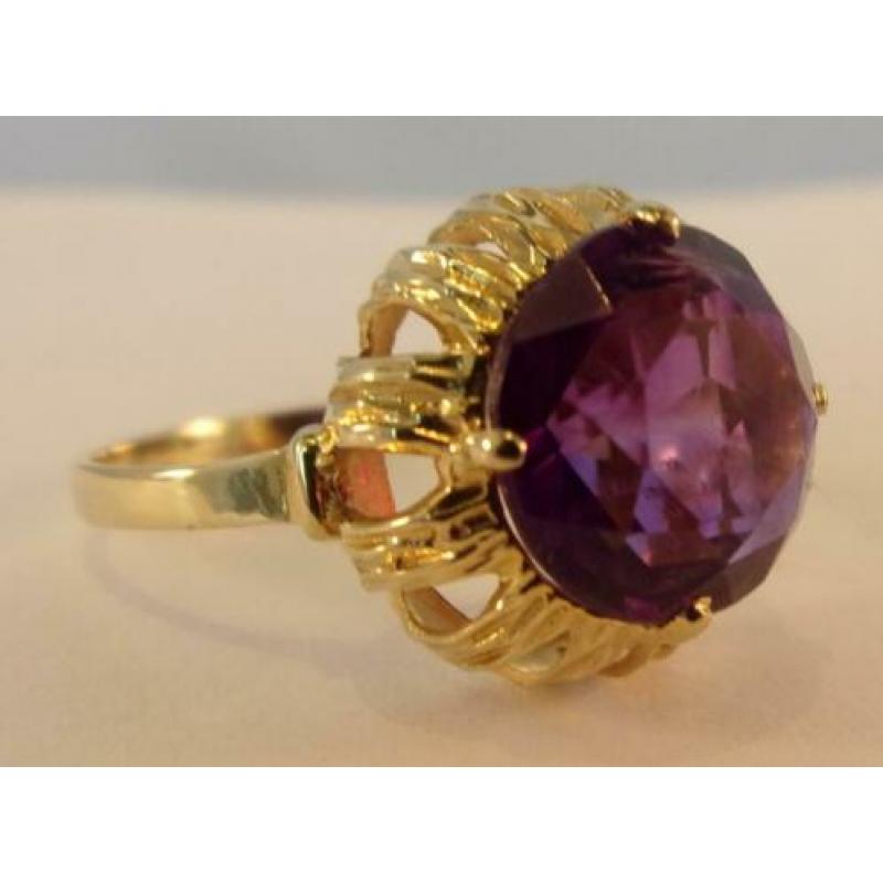 Prachtige antieke gouden ring met Amethist. 14 karaat goud