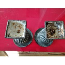 2 prachtige brocante gietijzeren vaasjes