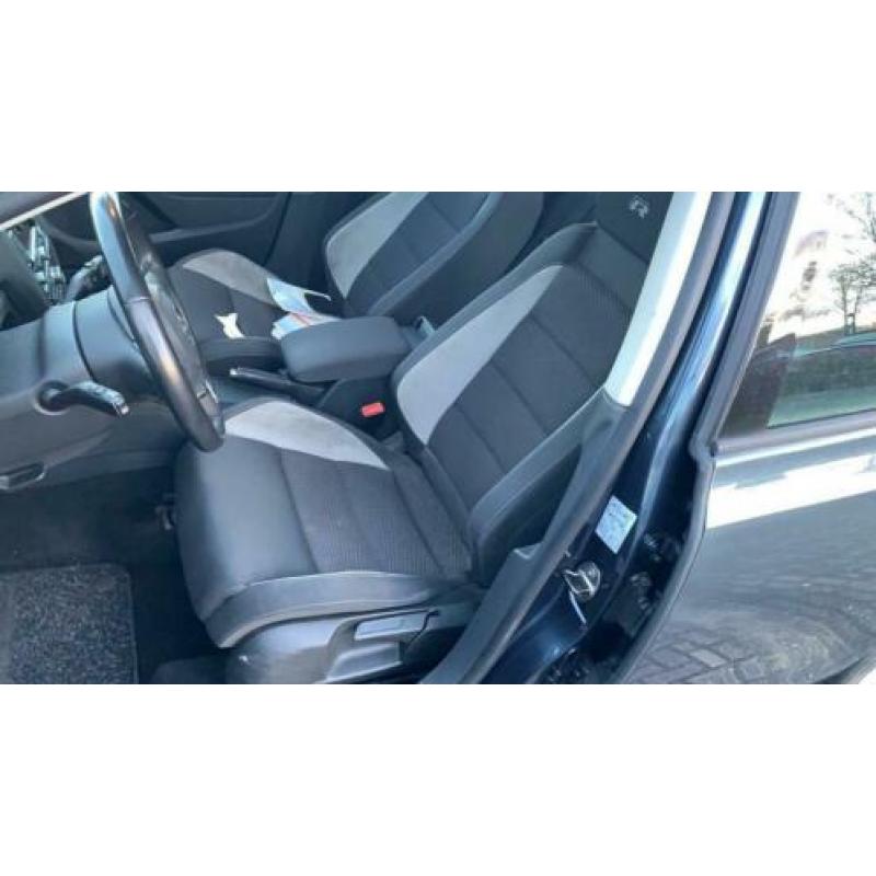 Volkswagen Golf 1.6 TDI BlueMotion r line