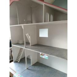 Mooi poppenhuis afm. 1.02 breed en 1.10 hoog.