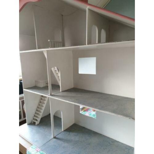 Mooi poppenhuis afm. 1.02 breed en 1.10 hoog.