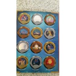 Symbolica verzamelalbum met de magische medaillons