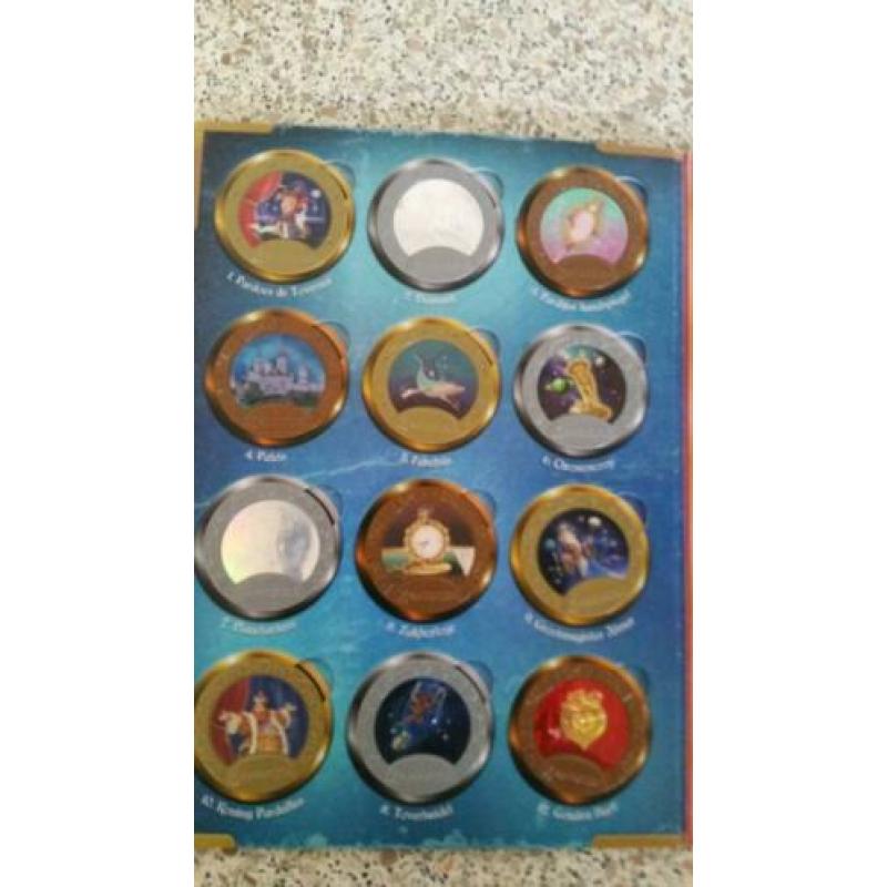 Symbolica verzamelalbum met de magische medaillons