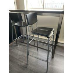 Bar tafel met twee krukken