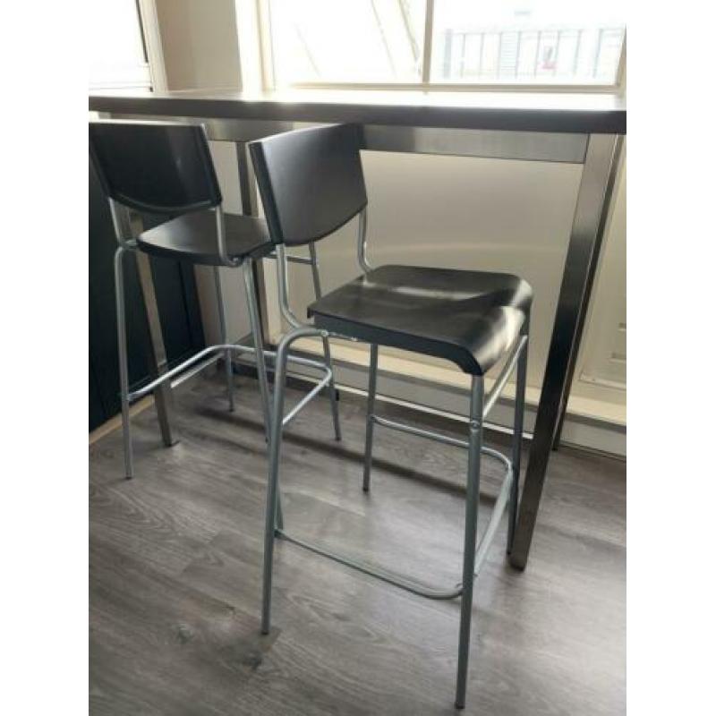 Bar tafel met twee krukken