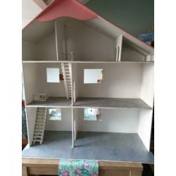 Mooi poppenhuis afm. 1.02 breed en 1.10 hoog.