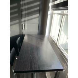 Bar tafel met twee krukken