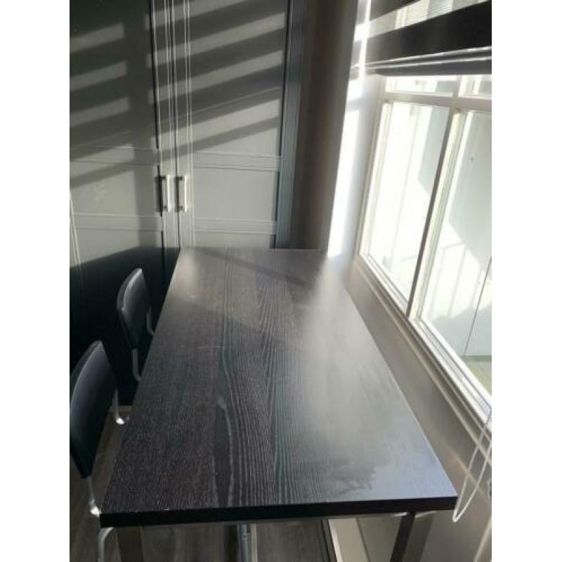 Bar tafel met twee krukken