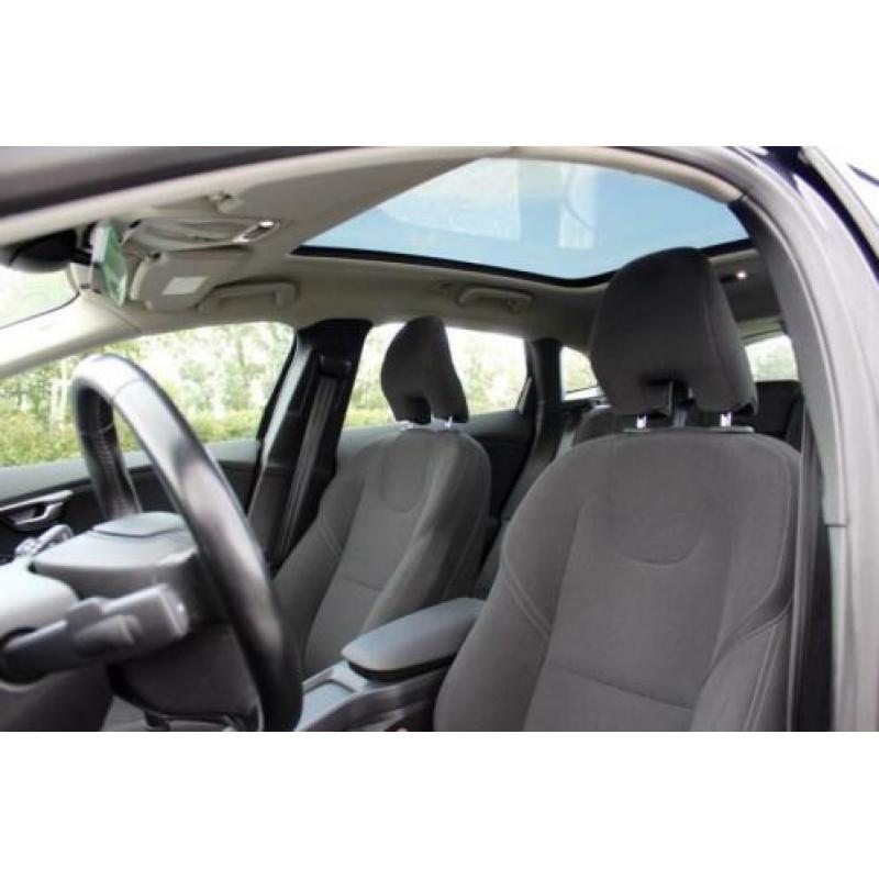 Volvo V40 2.0 D4 190 PK Momentum | Navigatie | Panoramadak |