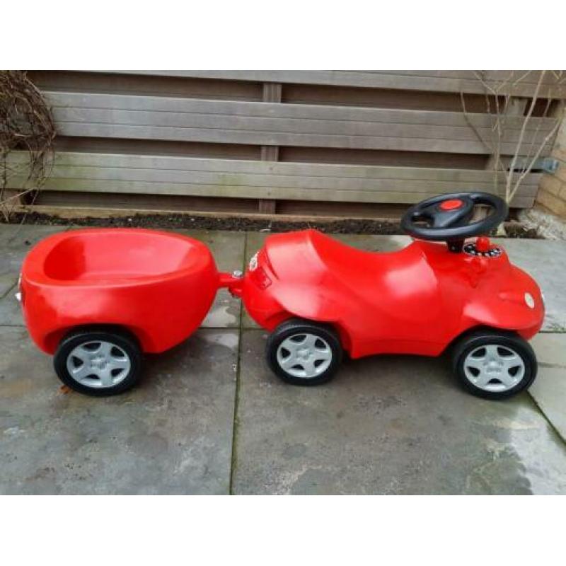 Rode Audi loopauto met aanhanger