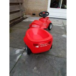 Rode Audi loopauto met aanhanger