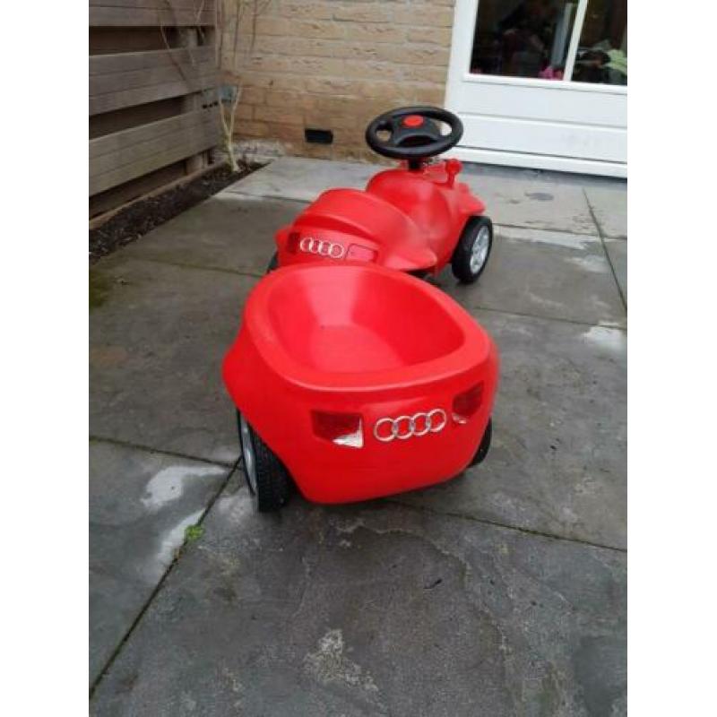 Rode Audi loopauto met aanhanger