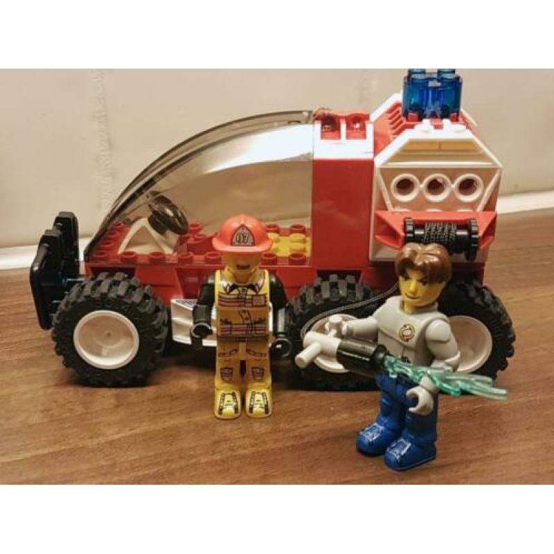 2 lego auto,s met vliegtuig .
