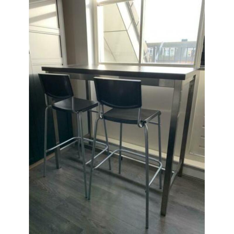 Bar tafel met twee krukken