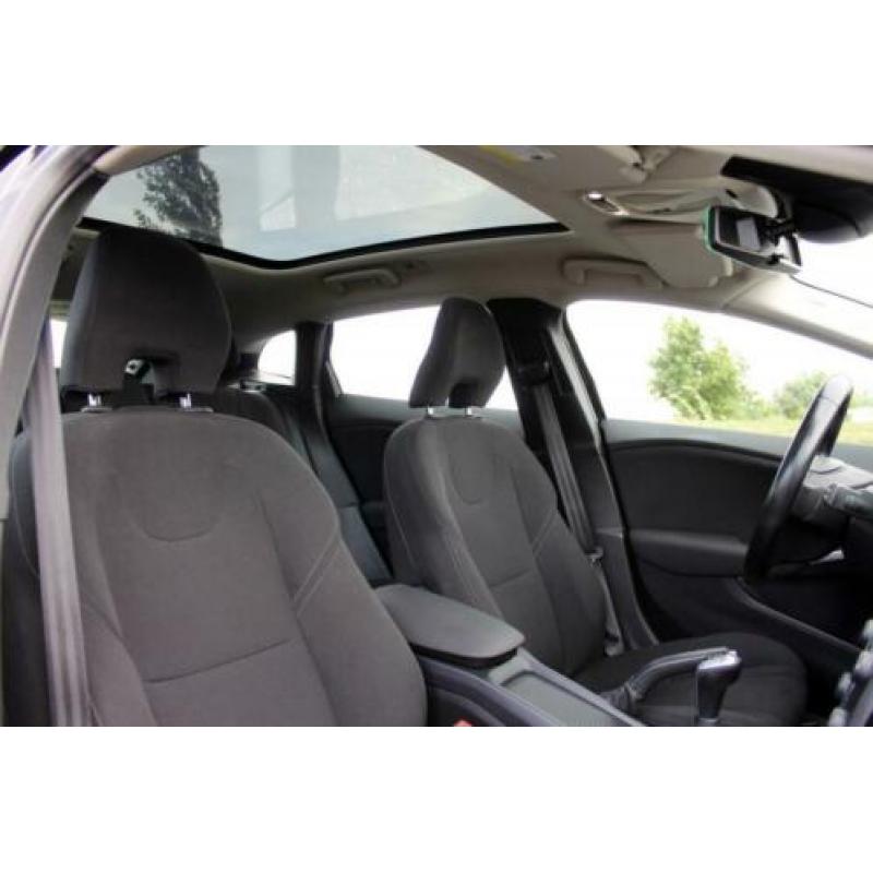 Volvo V40 2.0 D4 190 PK Momentum | Navigatie | Panoramadak |