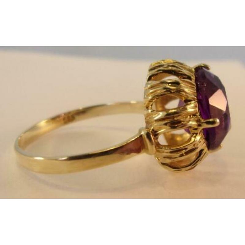 Prachtige antieke gouden ring met Amethist. 14 karaat goud