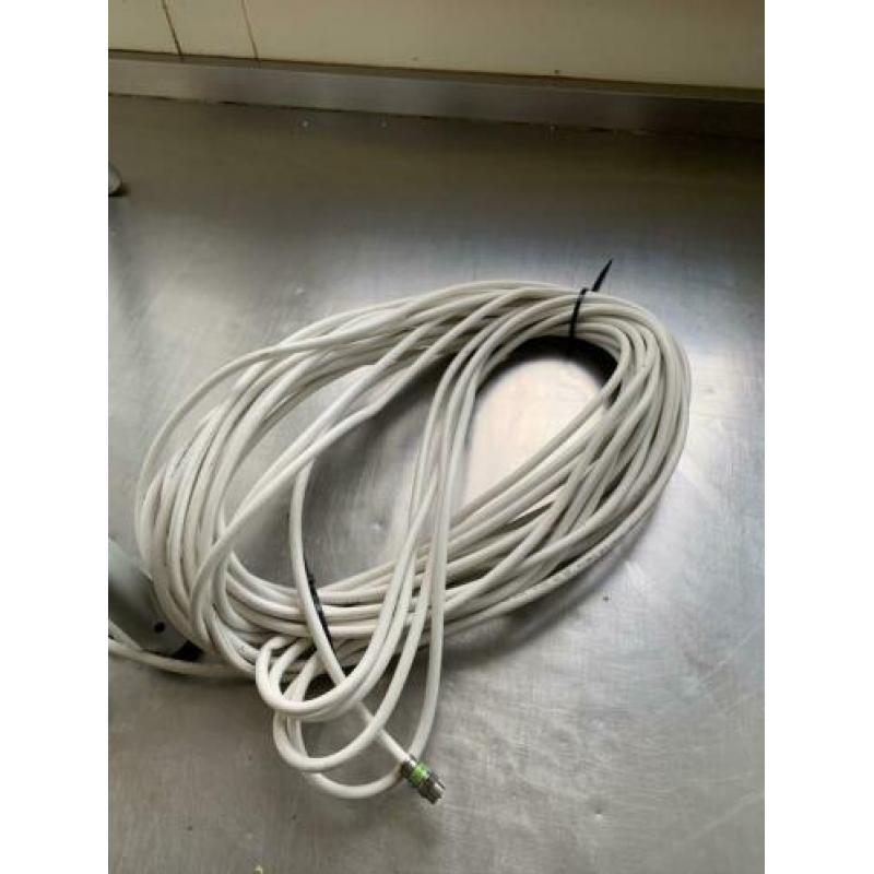Sateliet schotel,met kabel en met extra muurbeugel