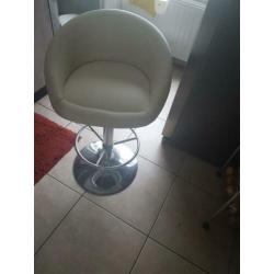 Te koop een wit en leer baarrukken