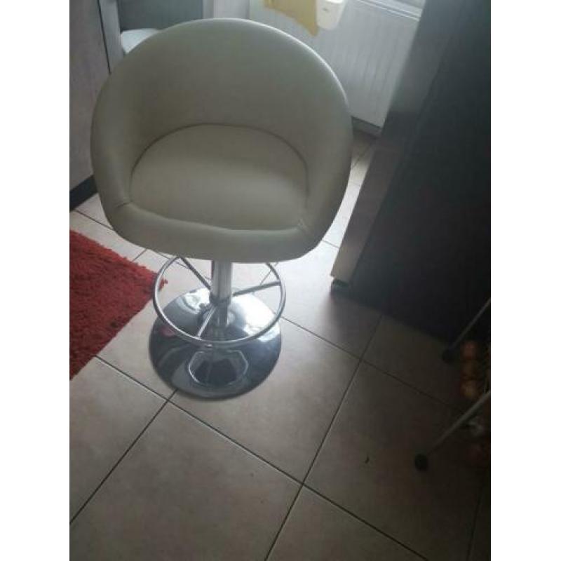 Te koop een wit en leer baarrukken