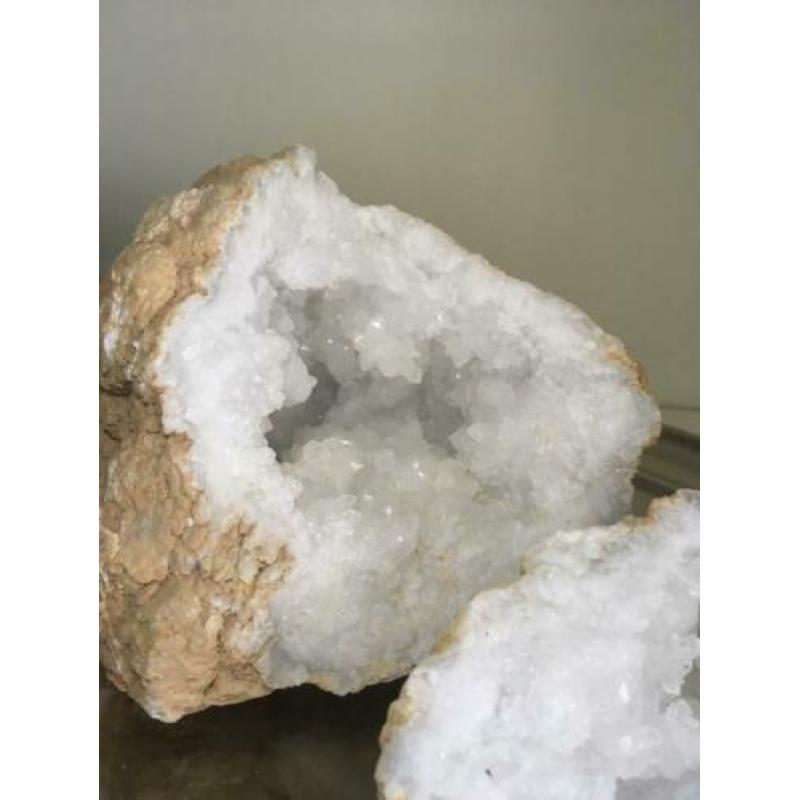 Grote bergkristal geode