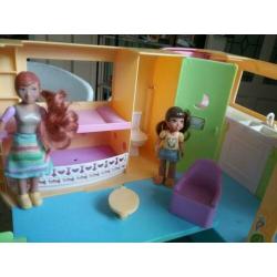 Vintage camper met poppetjes