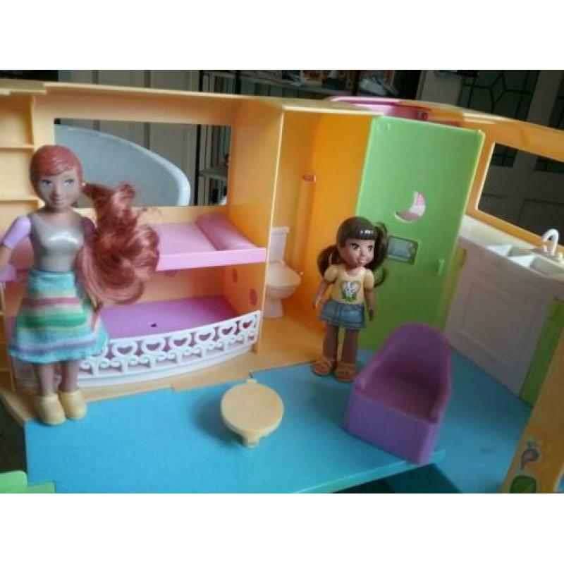 Vintage camper met poppetjes