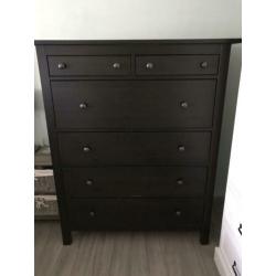 Hemnes ladekast Ikea 6 lades, zwart / bruin, 108 x 131 cm