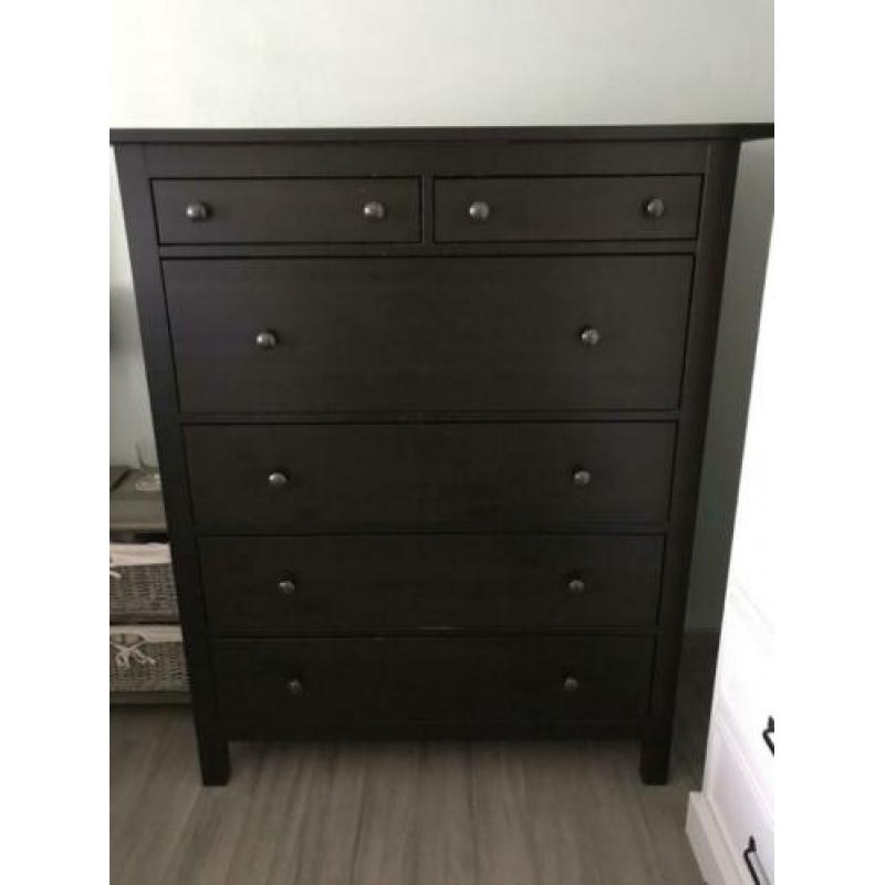 Hemnes ladekast Ikea 6 lades, zwart / bruin, 108 x 131 cm