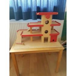 Mooie, stevige garage met evt houten tafeltje erbij!