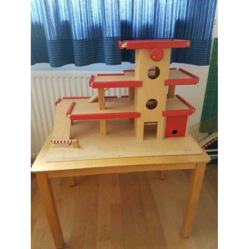 Mooie, stevige garage met evt houten tafeltje erbij!