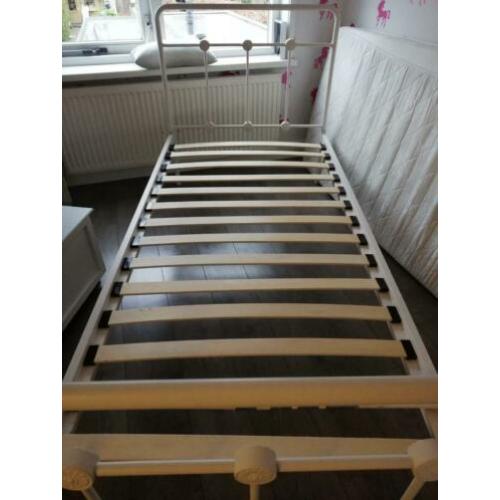 Net 1 persoonsbed met lattenbodem en matras