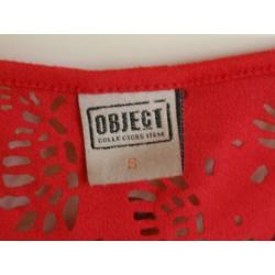Object: Rood Shirt met Opengewerkt Motief maat S
