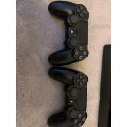 PlayStation 4 met 1TB + 2 controllers + koptelefoon +1 spel