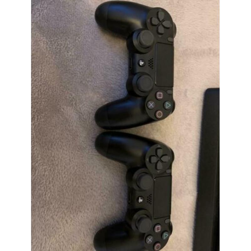 PlayStation 4 met 1TB + 2 controllers + koptelefoon +1 spel