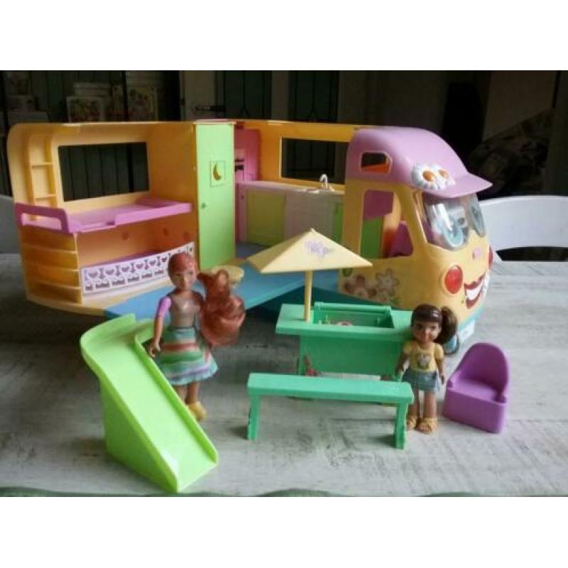 Vintage camper met poppetjes