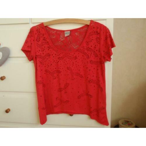 Object: Rood Shirt met Opengewerkt Motief maat S