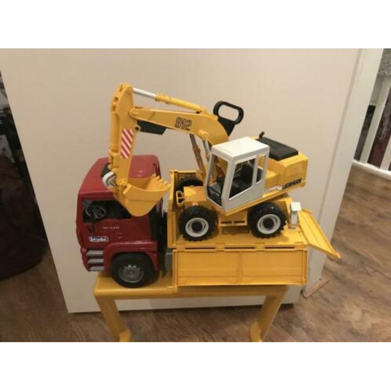 Bruder Man TGA Kiepwagen en Graafmachine