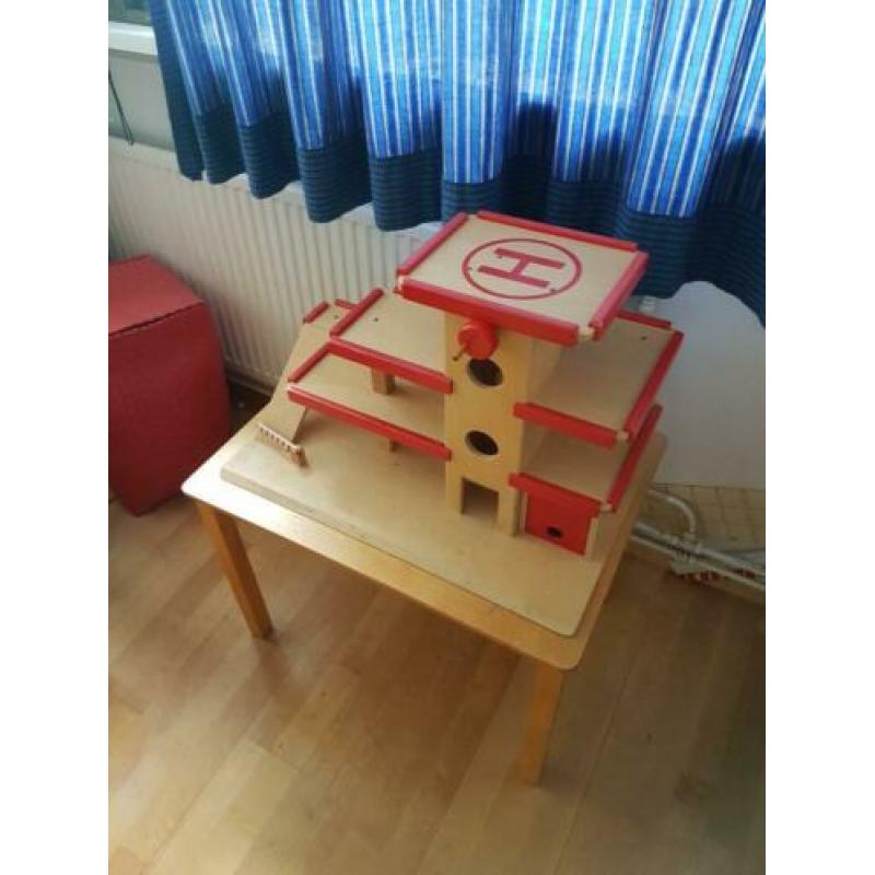 Mooie, stevige garage met evt houten tafeltje erbij!