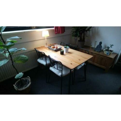 Compacte eettafel plus vier stoelen