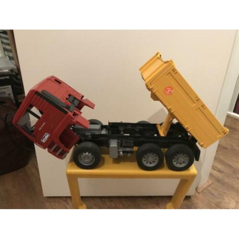 Bruder Man TGA Kiepwagen en Graafmachine
