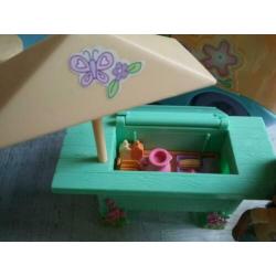 Vintage camper met poppetjes