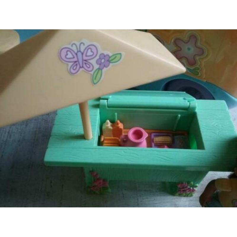 Vintage camper met poppetjes