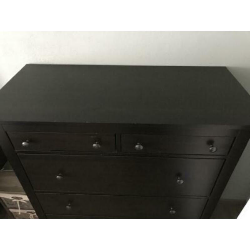 Hemnes ladekast Ikea 6 lades, zwart / bruin, 108 x 131 cm
